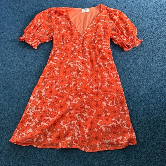 Sienna Sky Dresses & Skirts - Orange short sleeve dress with flowers